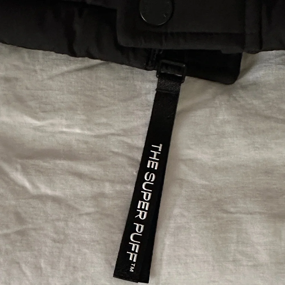 Aritzia Black Puffer Jacket shorty - Picture 5 of 7